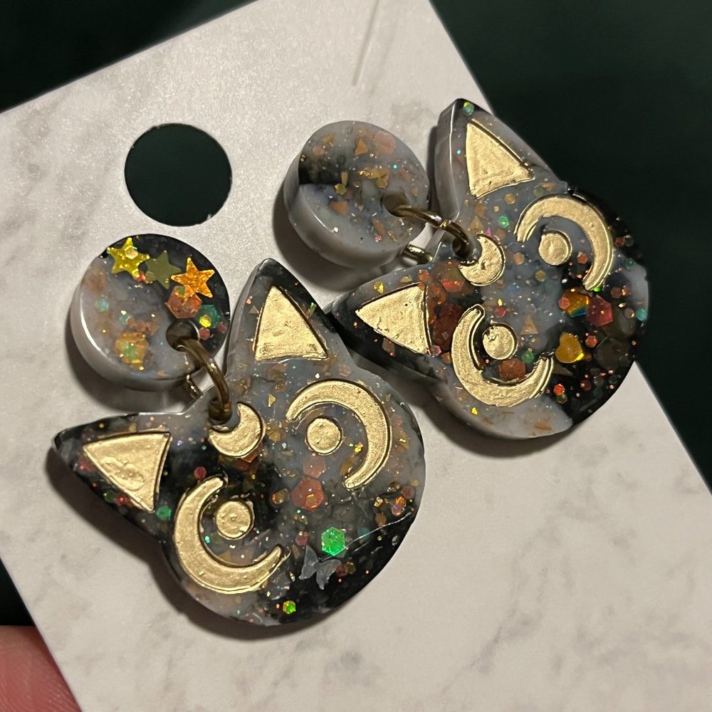 Resin lunar kitty earrings! 🐈‍⬛🌛